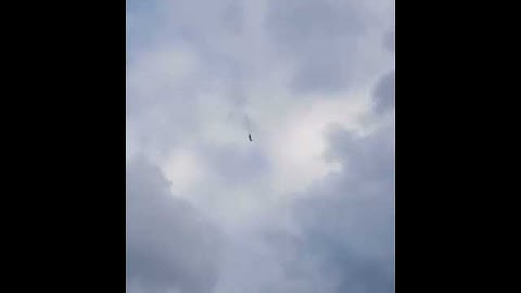 Момент падения самолета Embraer в Тверской области попал на видео.