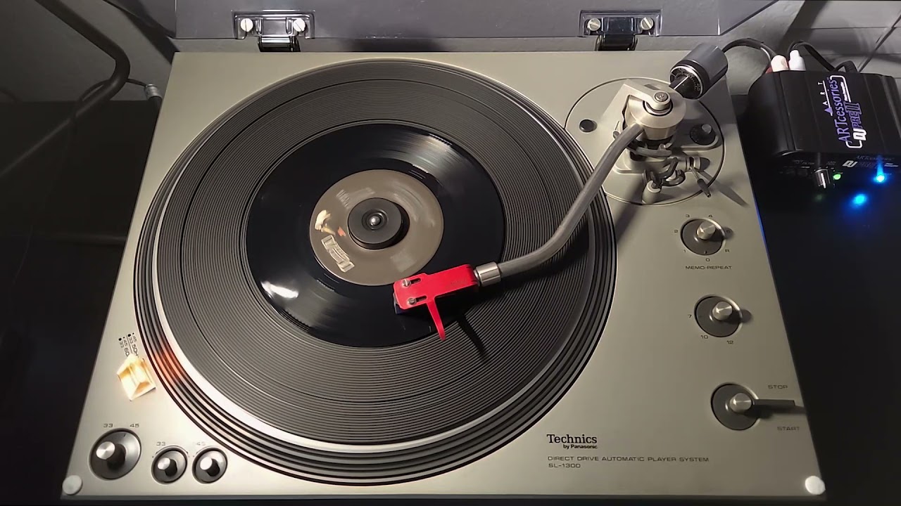 "Out of Touch" - Hall & Oates [RCA, 1984] 45 RPM Vinyl rip