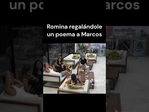 Romina regalándole un
