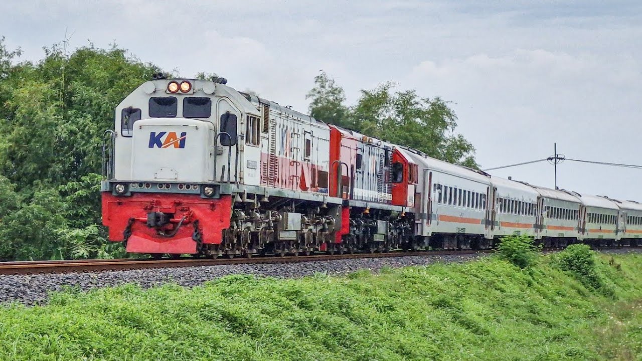 FULL NGEBUT KERETA DOUBLE LOKOMOTIF MERAH PUTIH DI TIKUNGAN!! KA Sri Tanjung Traksi Ganda CC201 125R