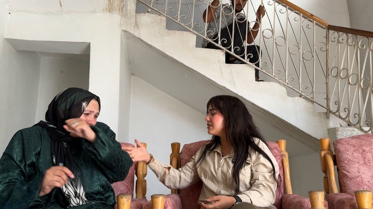 استخبى لزوجته عشان يشوفها بتعامل امه ازاى وطلقها فورا ! انظروا ماذا وجد