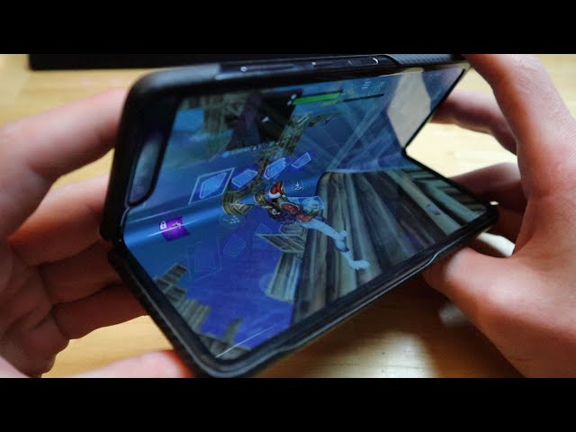 Playing Fortnite with a FOLDING PHONE!