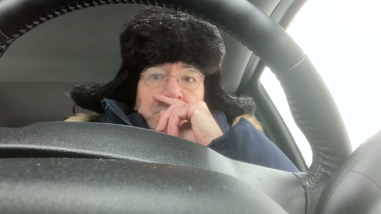 Déneiger sa voiture sous la neige dans le Vermont.