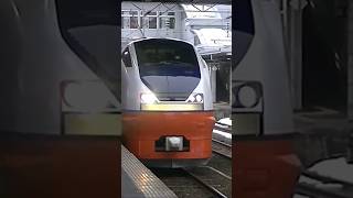 秋田駅を出発するE751系特急つがる