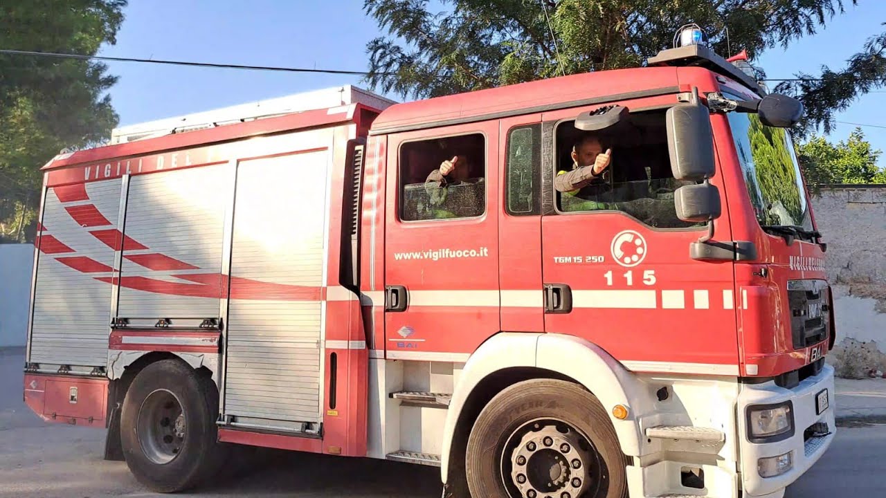 vigili del fuoco Palermo: uscita in sirena dal distaccamento nord 1 di palermo [APS MAN] con saluti