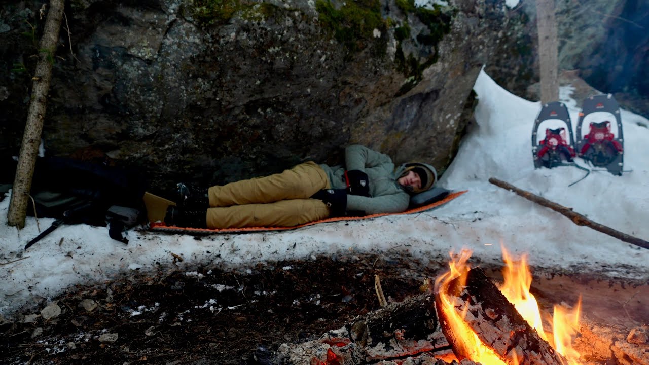 Морозная зимняя ночь под камнем без спального мешка