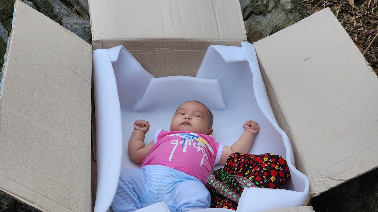 The girl who collected scrap metal rescued an abandoned baby.