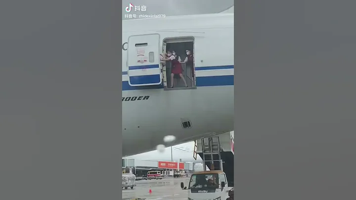Air hostesses trying to close door 😅 #shorts - DayDayNews