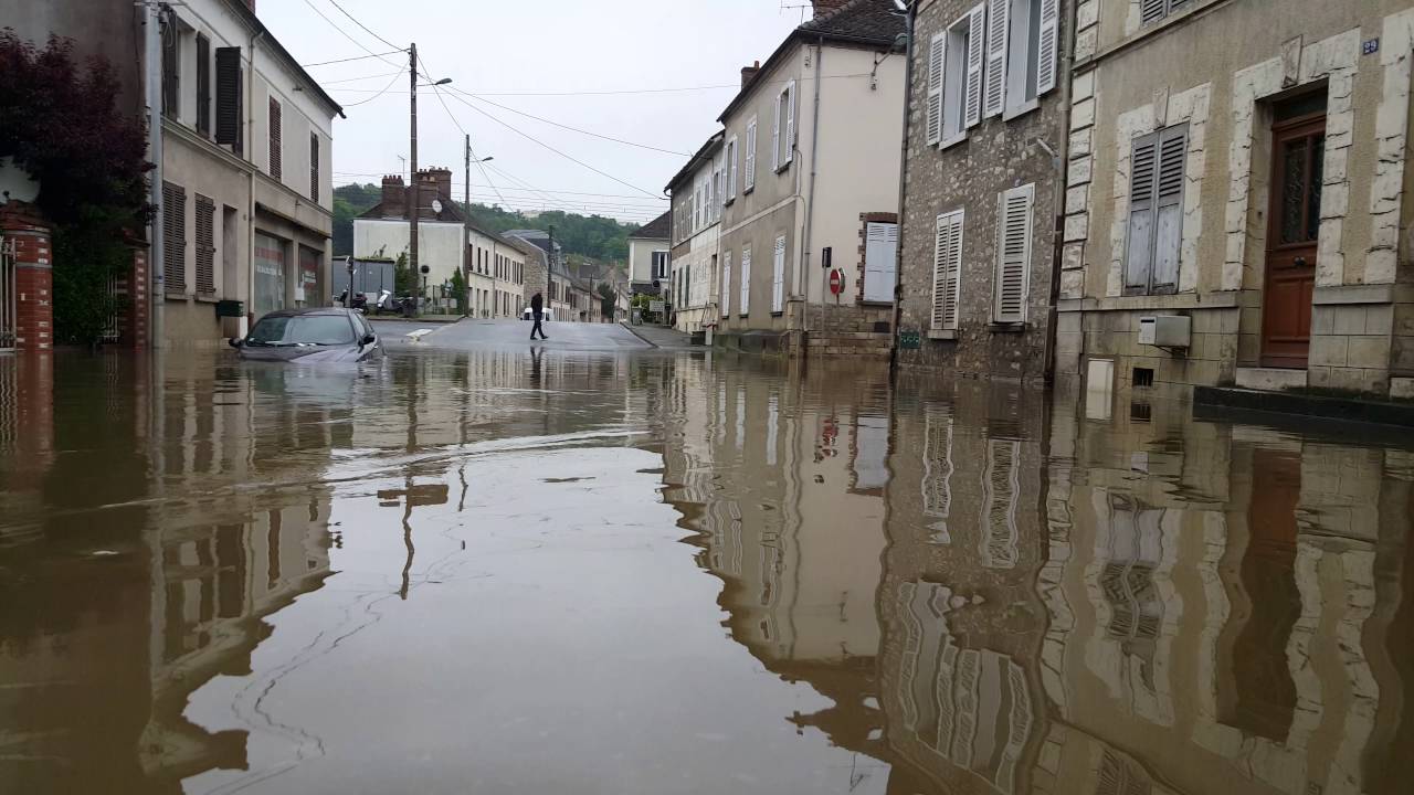 Inondations #Souppes-sur-Loing : La rue du 21-Août sinistrée - YouTube
