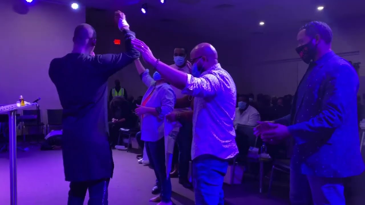 Prophet Shamar Bennett prophesying to Pastor 