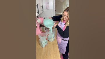 The easiest way to make a two-tiered Heart Cake is with Frost Form!! 🩷🩷 www.frostform.com