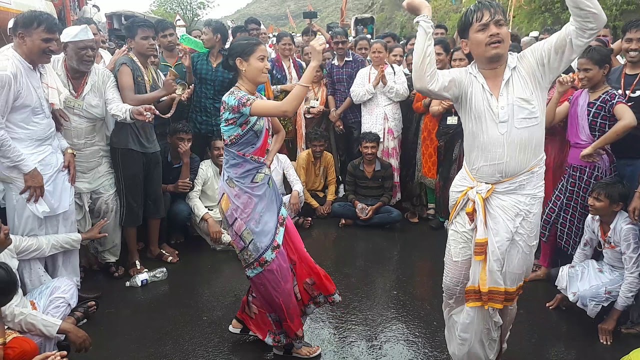 Varkari fugadi ..aho sobat kamini mali & Dnyaneshwar mauli mali