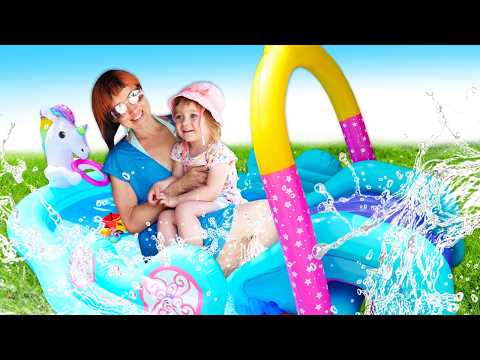 Video La bambina Bianca e i giochi acquatici: in spiaggia e in piscina! Mi chiamo Bianca.