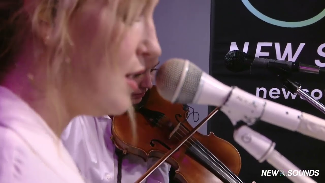 Ver Gracie and Rachel: "Sidelines" en YouTube Ver Gracie and Rachel: "Sidelines" en YouTube