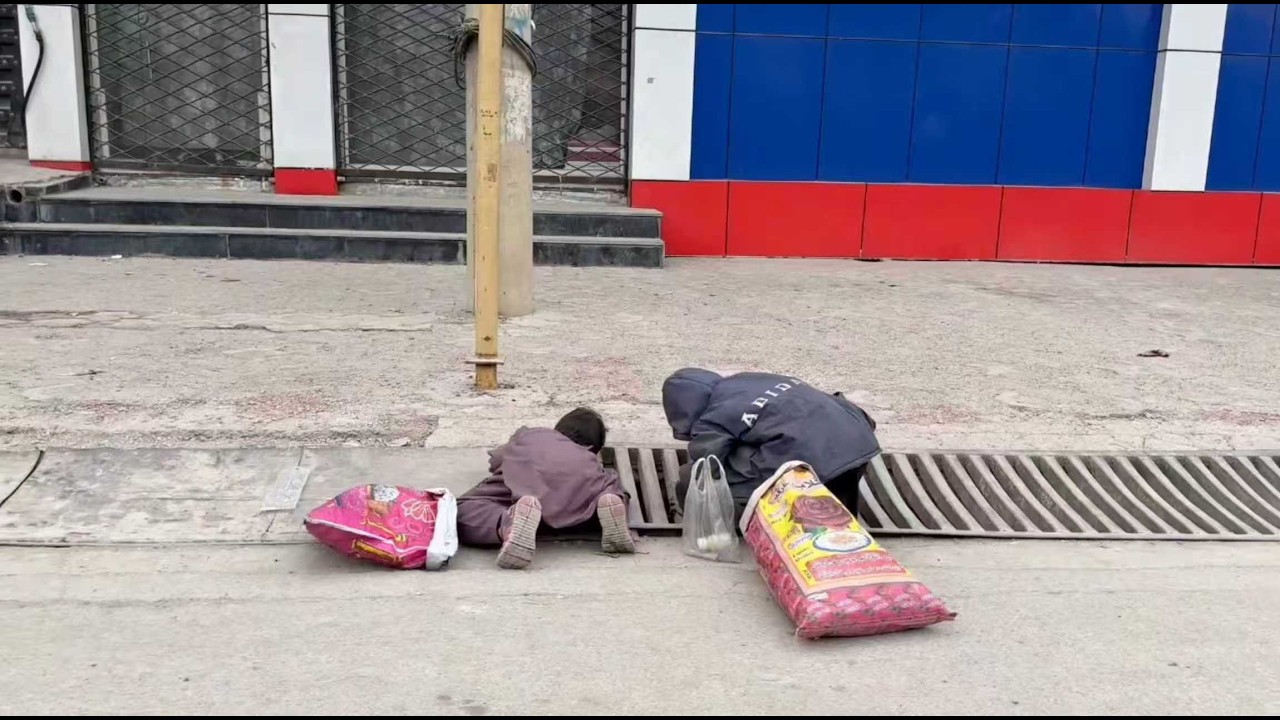 Крошечная фигурка, ползающая по земле и собирающая бутылки из канавы — эта сцена была настолько д...