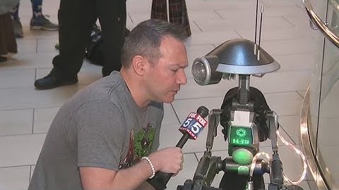 Paul talks to droids, event organizers at Dragon Con