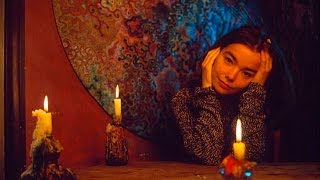 Video voorbeeld van "Björk - Human Behaviour (Lyrics)"