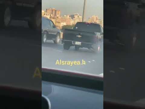 في الكويت شاب يقود وانيت يعتدى بالضرب على مسن يقود سياره يوكن