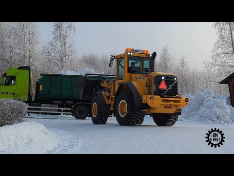 Volvo L60E loading Volvo FH Trucks with snow
