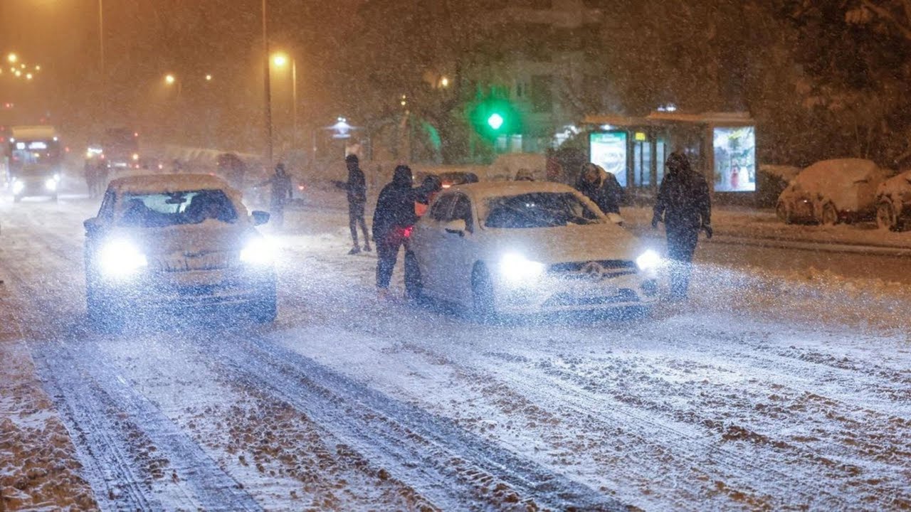 THE BIGGEST SNOW IN MADRID IN LAST 50 YEARS! (HD) Skiing on streets!