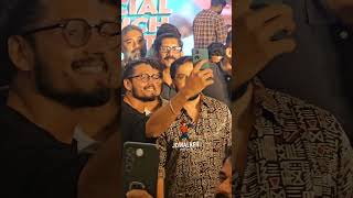 സെൽഫി എടുക്കാൻ  തിരക്ക് കണ്ടോDid you see the rush of fans to take selfies with popular hero Dileep