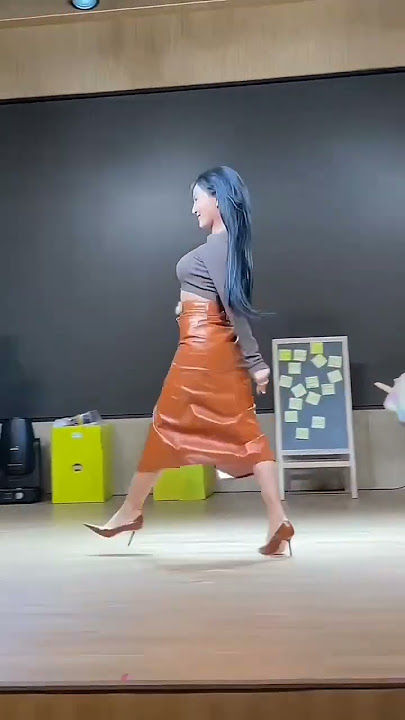 Hwasa iconic walk compilation🥵🥵
