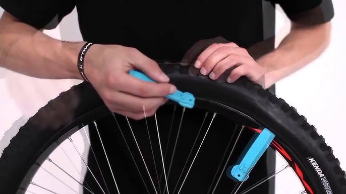 Comment utiliser un démonte-pneu ? / How to use a tire levers? // Tuto  B'TWIN 