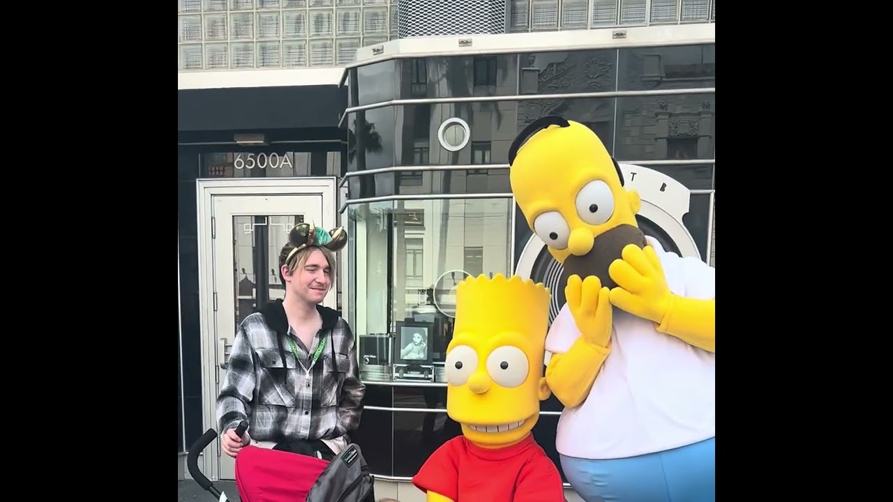 The simpsons gang #homersimpson #bartsimpson #universalstudios #thesimpsons #fyp 