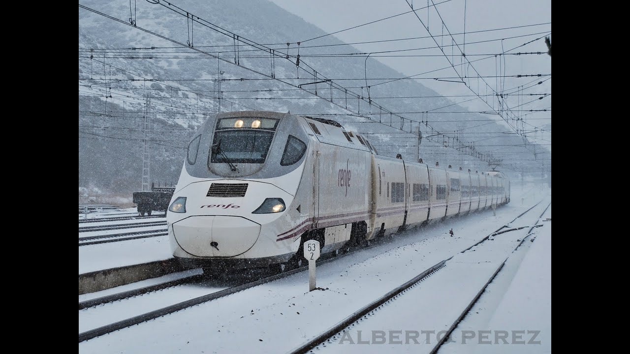 Renfe Serie 130 con nieve por Busdongo y Golpejar