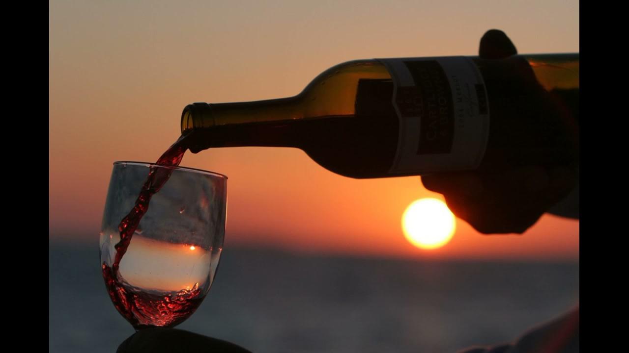 Купить вина ночью. Вино и море. Вино на фоне моря. Вино на закате. Бокал на фоне моря.