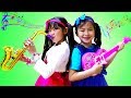 Emma y Jannie Tocando Instrumentos Musicales de Juguete | Canciones Infantiles