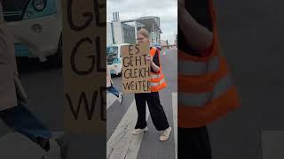 Swarming Neue Generation Berlin vor ARD Studio 01.06.26 007