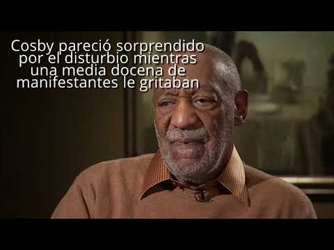 Una manifestante en topless se lanza sobre Bill Cosby cuando comienza un nuevo juicio - Una manifestante en topless se lanza sobre Bill Cosby cuando comienza un nuevo juicio