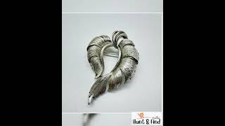 Vintage Lisner Silver-Tone Leaf Brooch – Elegant Swirl Pin, Mid-Century Classic