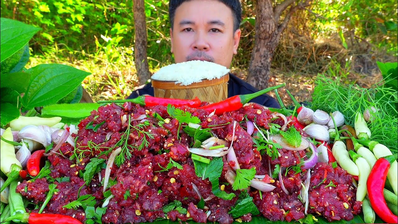 ก้อยเนื้อดิบขมๆแกล้มพริกสดกระเทียมข้าวเหนียวร้อนๆ