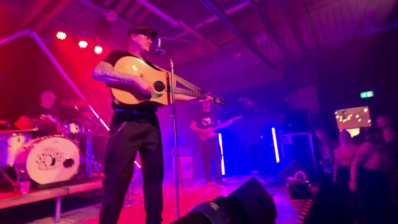 Eddy and the Backfires - Love me