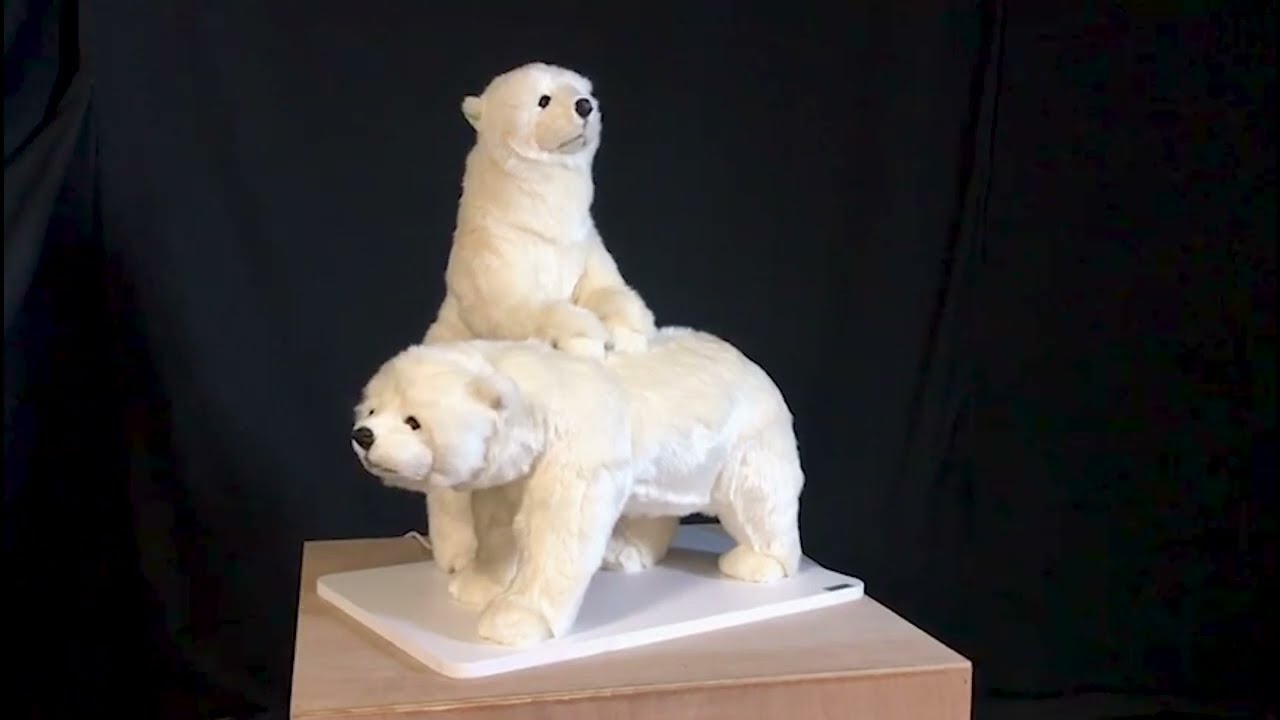 Un lot de jouets anciens : automate de singes, baigneur, our