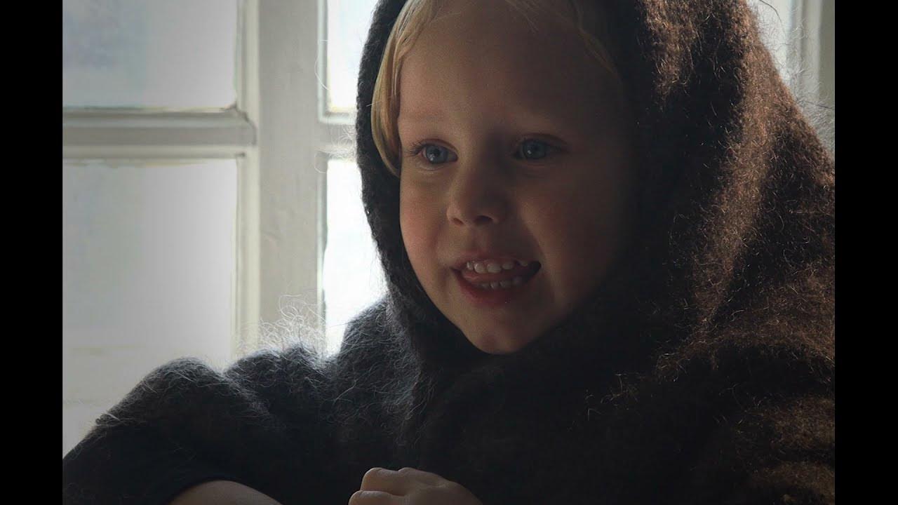 долгое молчание книга. девочка из двери. выбежала девочка из дома. выбежала девочка из дома д. василиса полякова самый красивый ребенок.