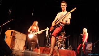 Karai Anna és a Bubble babes Enter Sandman HD