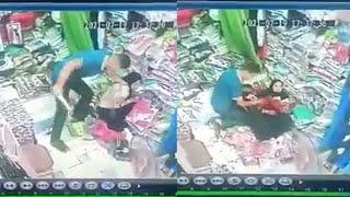 زوج يقتل زوجته ب٢٠طعنه نافذه في محل ملابس