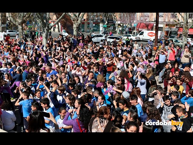 Cientos de ni&ntilde;os protagonizan un flashmob en el D&iacute;a de la Mujer
