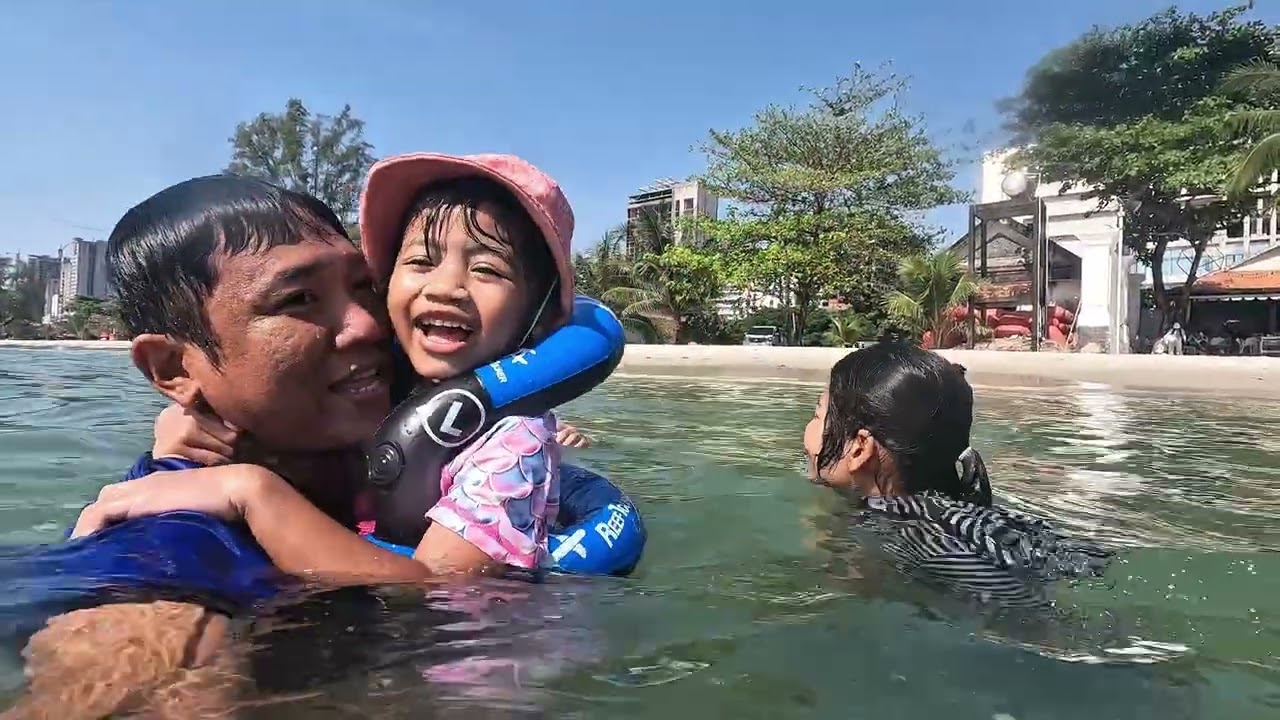 នាំកូនៗមកលេងសមុទ្រនៅកំពង់សោម