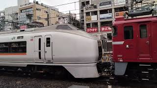 【KY廃車回送】国鉄EF81形139号機[尾]＋JR東日本651系1000番台ｵｵOM203編成がJR大宮駅5番線を発車するシーン