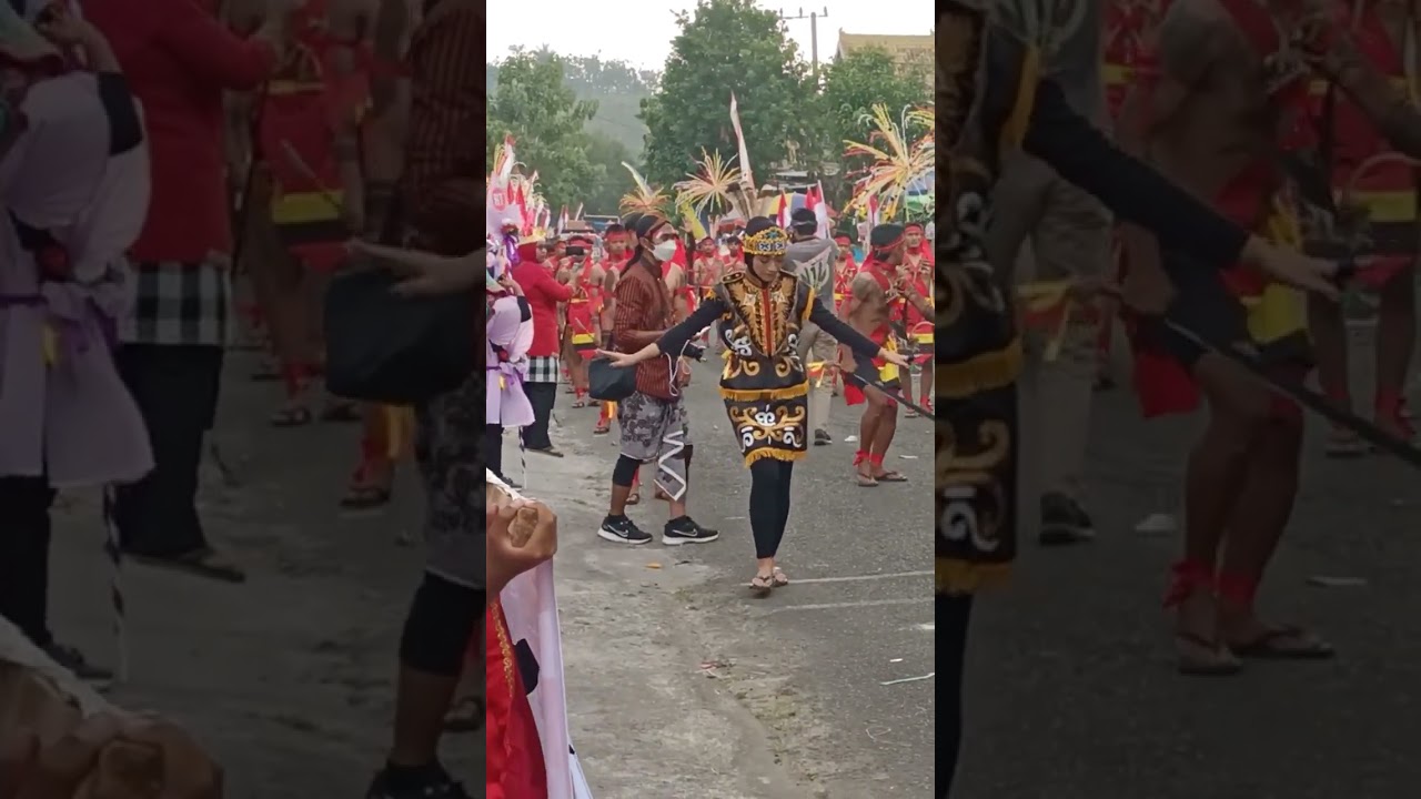 TARIAN ADAT DAYAK KHAS KALIMANTAN #karnaval #kalimantan #karnafal
