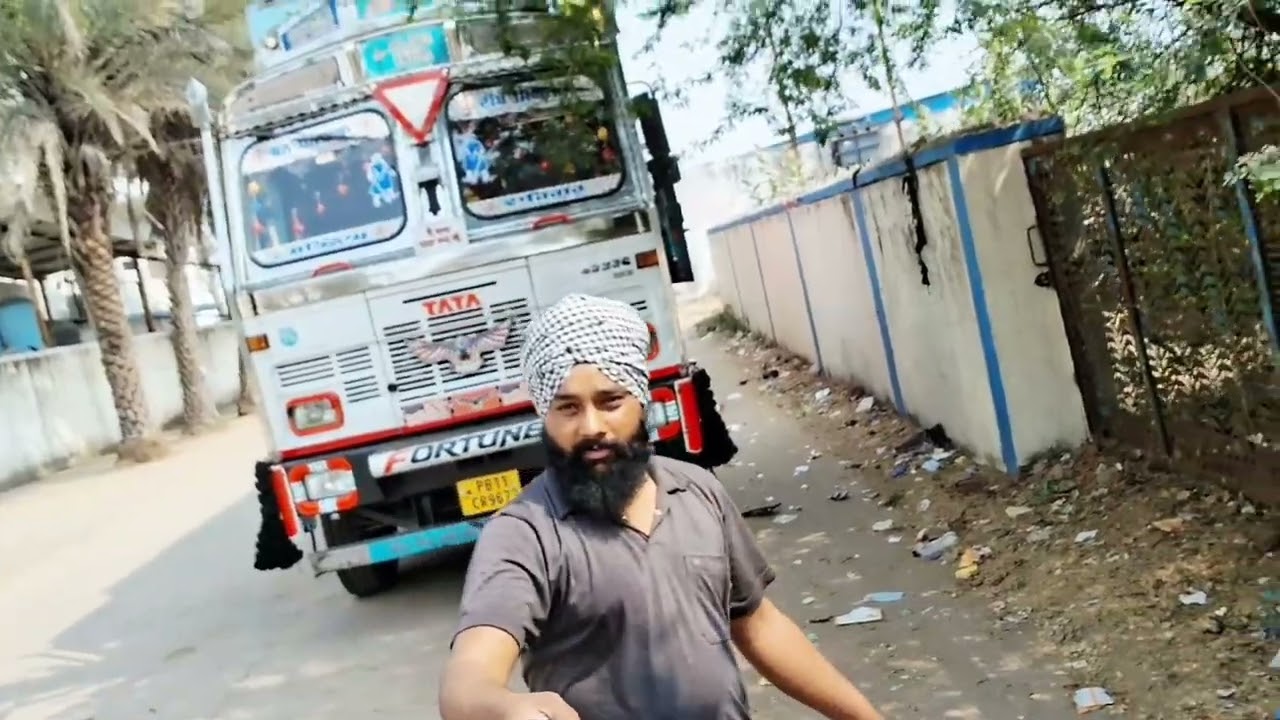 ਦੂਜੇ ਦਿਨ ਭਰੀ ਗੱਡੀ ਤੇ ਤੁਰੇ ਪੰਜਾਬ ਨੂੰ  ਦੇਖੋ ਗੁਜਰਾਤੀ ਵਿੱਚ ਬਾਬਾ ਆ ਗਿਆ 