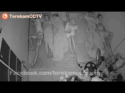 MENGERIKAN !! lihat lah tingkah wanita aneh ini, terekam cctv