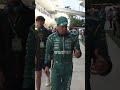 Alonso se mira las manos tras quejarse por radio de las vibraciones del AMR26 en Libres 1