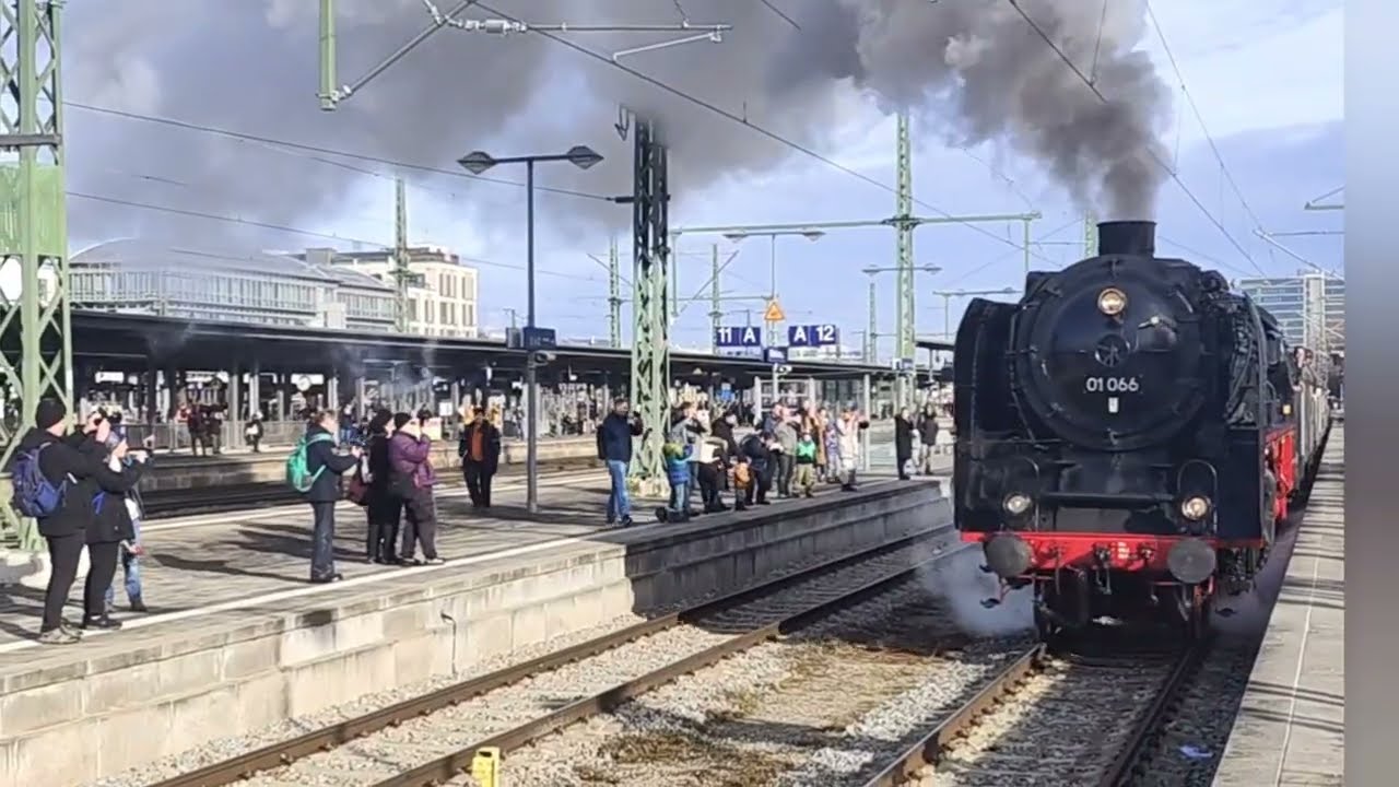 Schnellzuglokomotive 01 066 München Ostbahnhof - 06.12.2025 Nikolausfahrt 