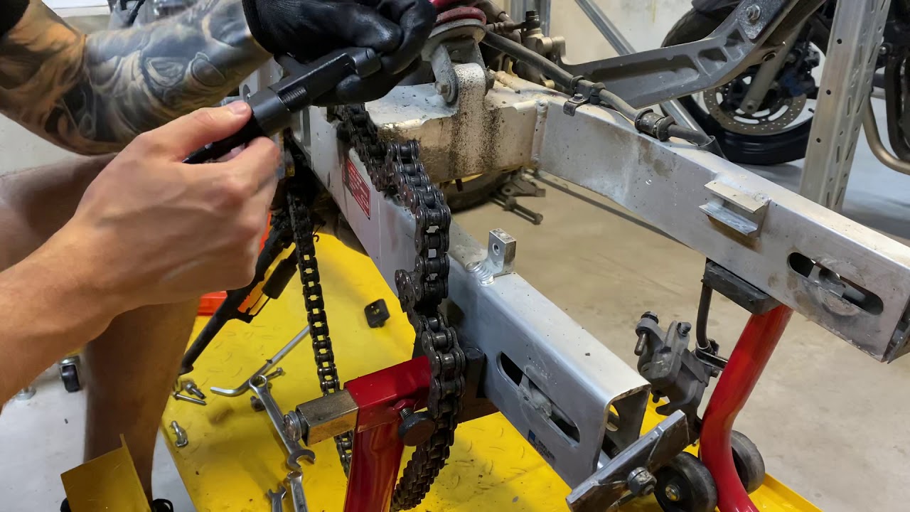 Как снять цепь на мотоцикле. - YouTube