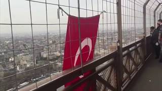 Eyfel kulesine Türk bayrağı asan gurbetçi